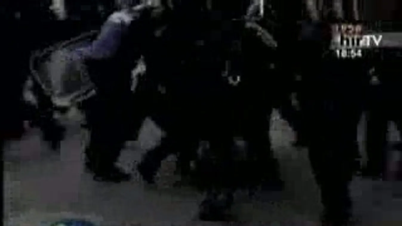 Rendőri intézkedés a Madách téren 2006. október 23.