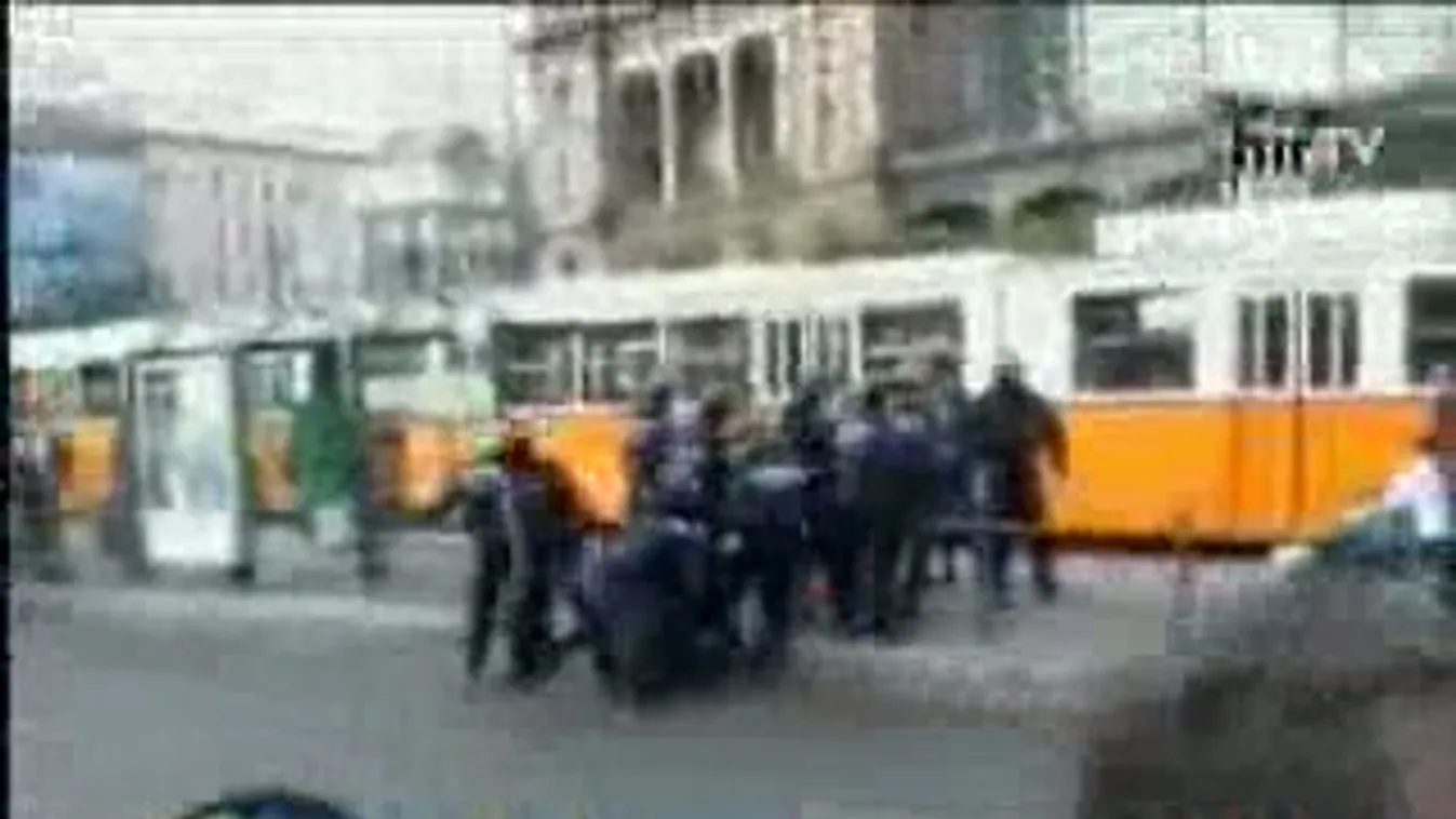 Rendőri intézkedés a Nyugati téren 2006. október 23.