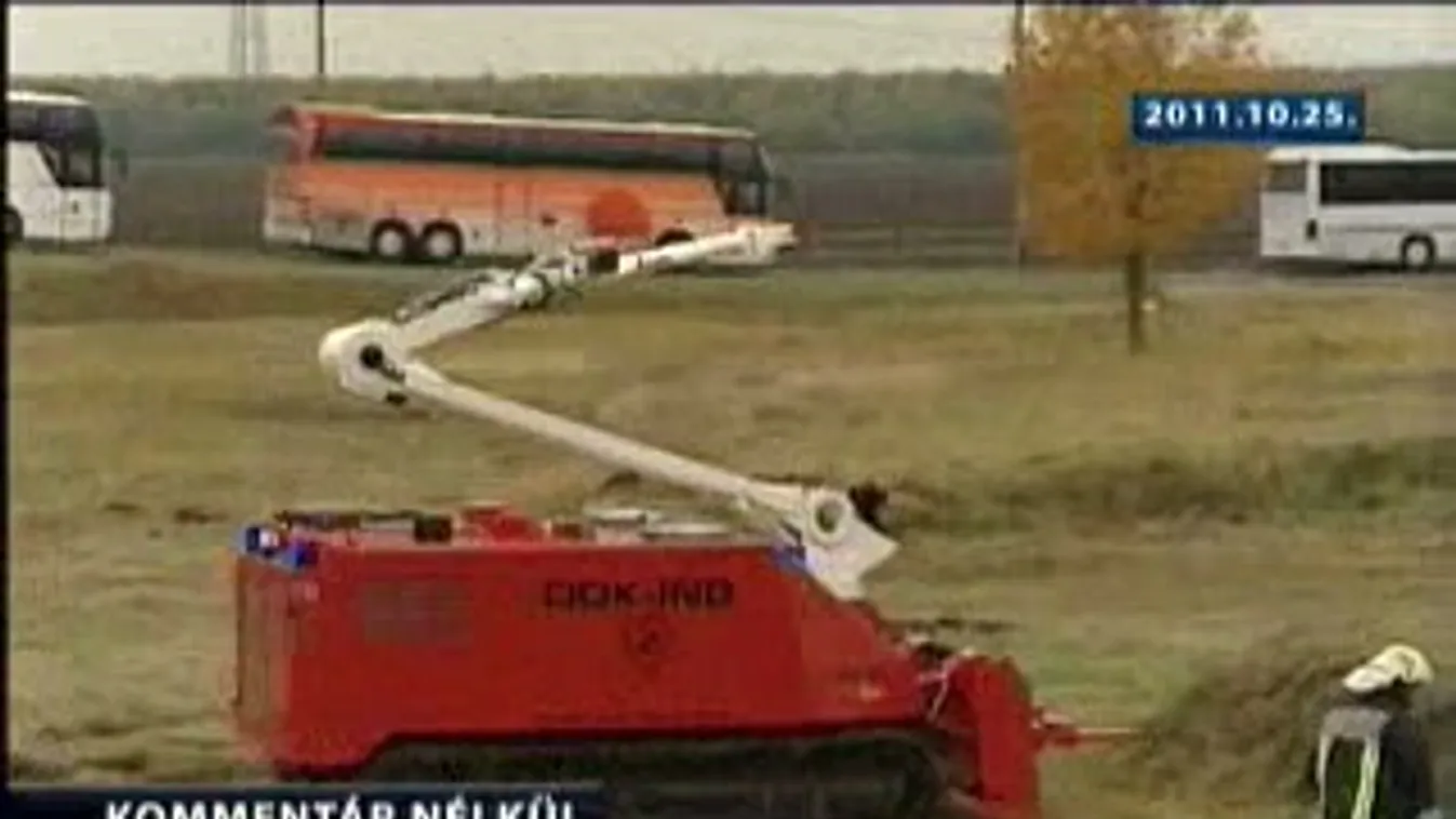 Tűzoltó-bemutató a százhalombattai olajfinomítóban