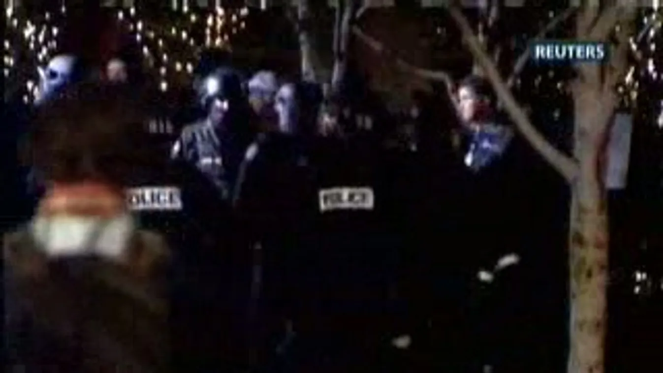 Elfoglalták a parkokat a rohamrendőrök