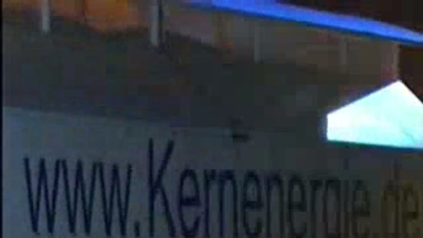 Vízágyúk és rohamrendőrök segítették az atomkonvojt