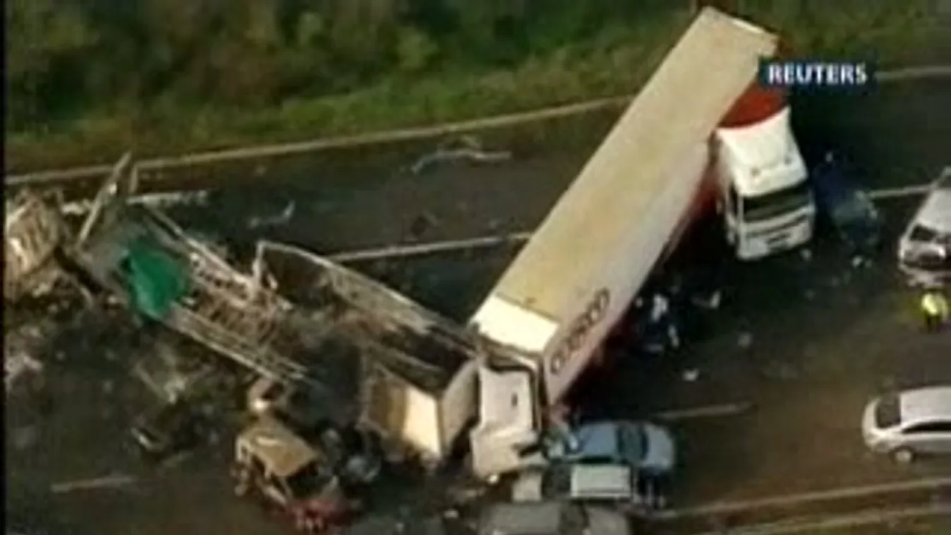 Hatalmas tömegkarambol az autópályán