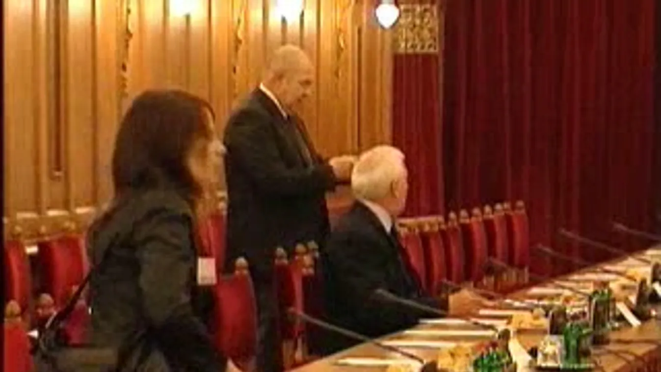 Orbán: Aki mindig hátrál, az elvész a világ megvetésében