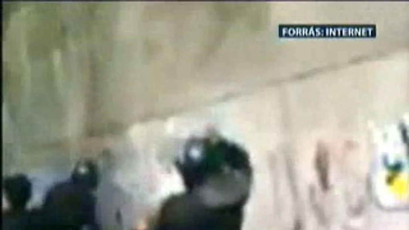 Vérdíjat tűztek ki a szemkilövető rendőr fejére