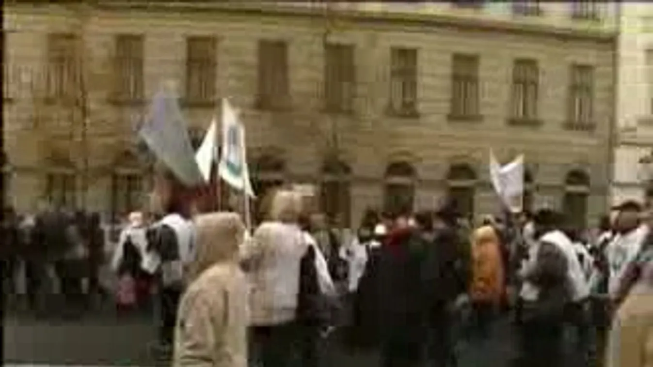 Aprópénzzel dobálták meg Gaskót