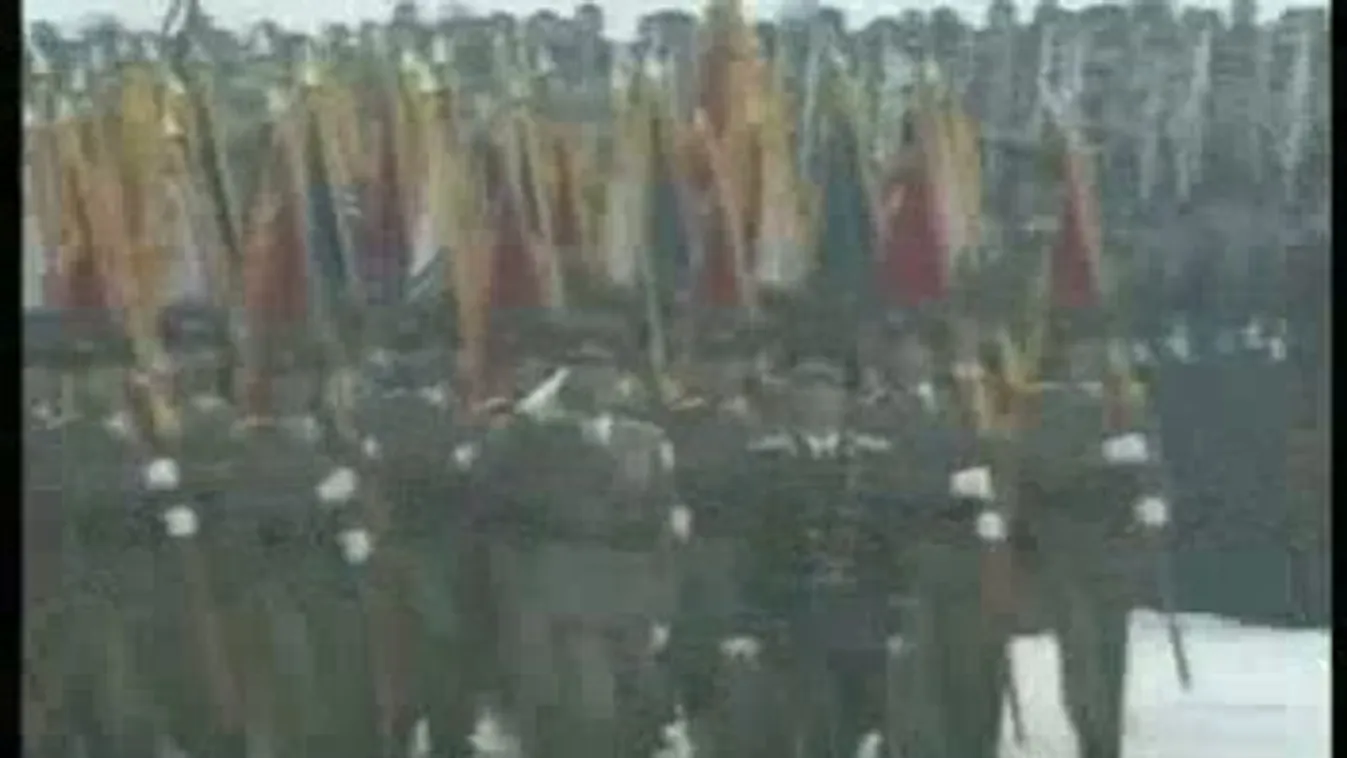 Feketére festették a főteret