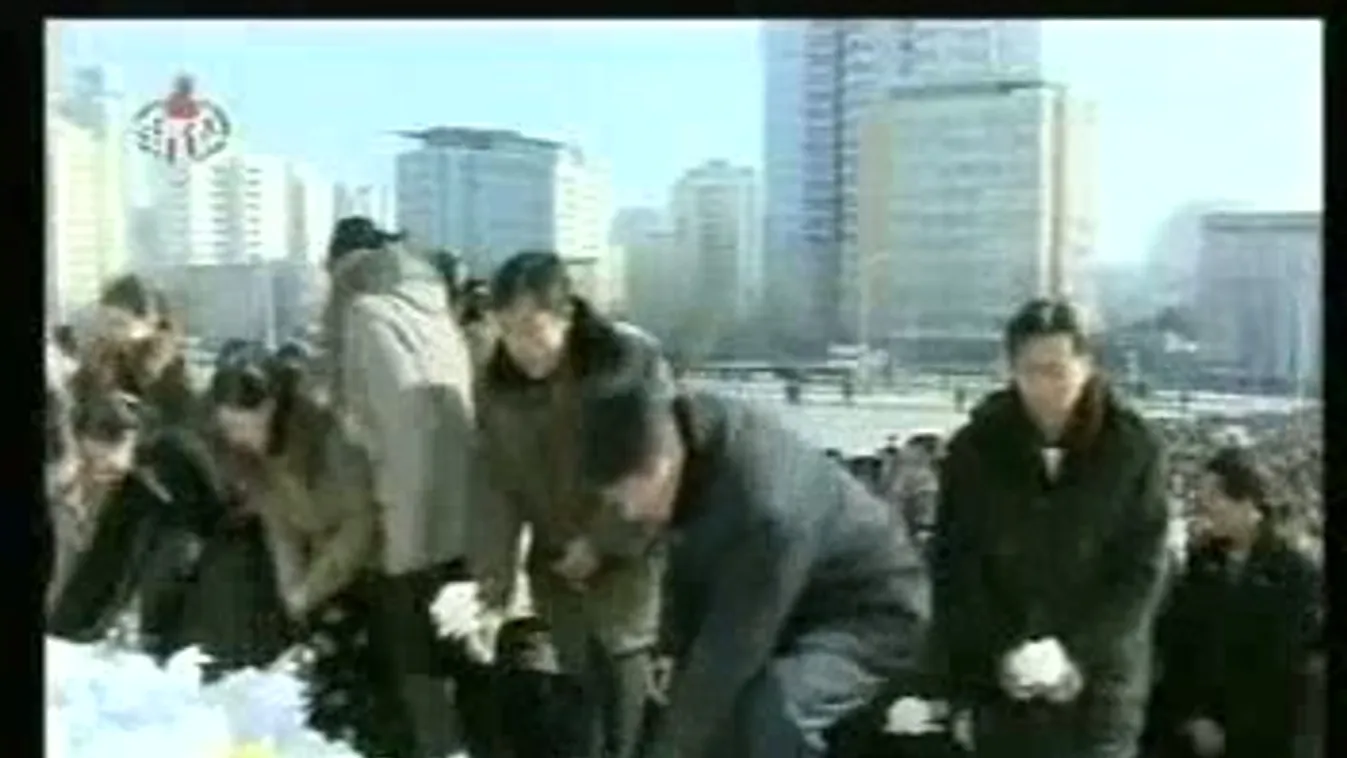 Rajokban jelennek meg a diktátor emlékoszlopánál - 2011. 12. 26.