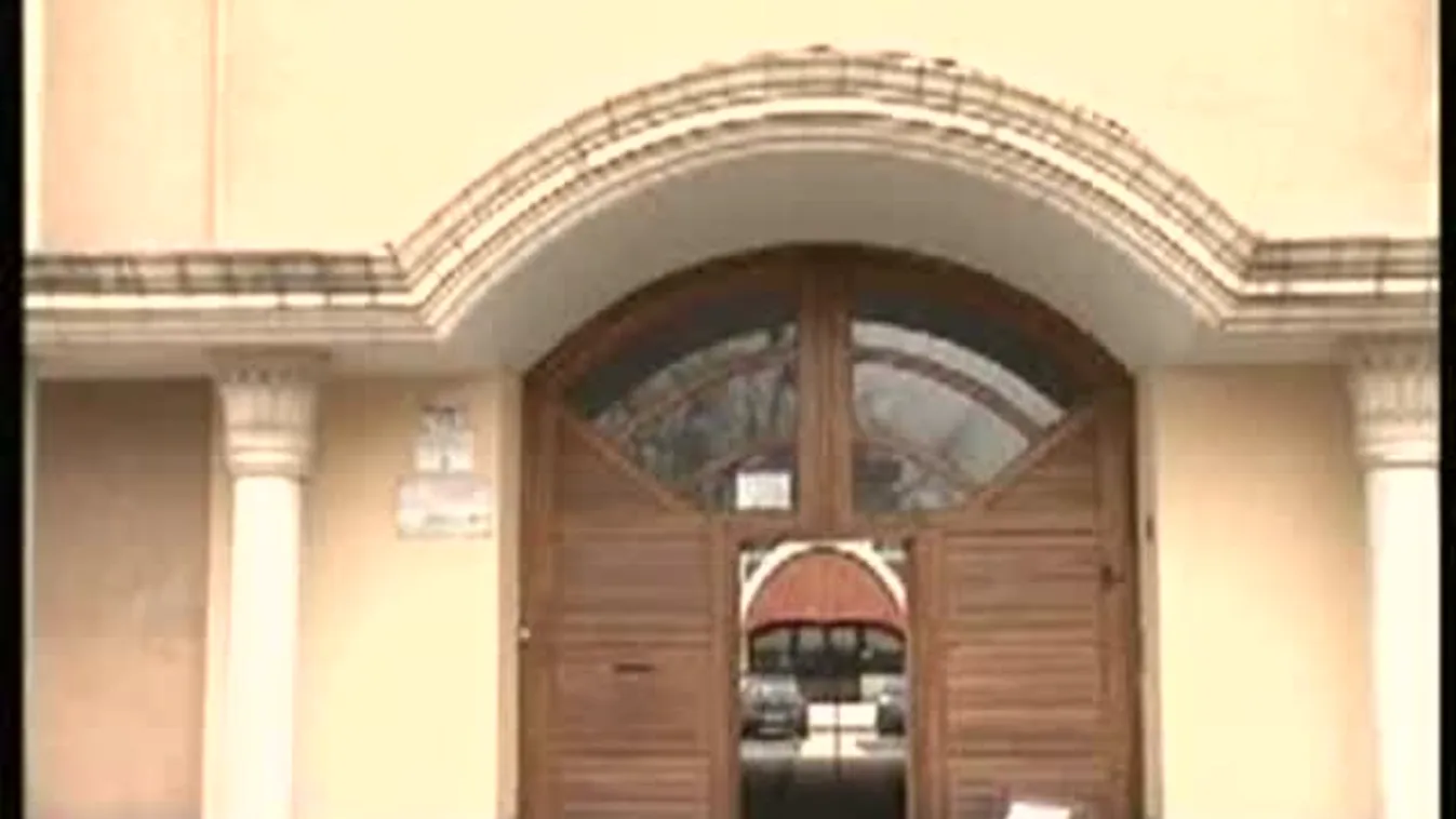 Ütötték, rúgták a tanárt, ahol érték