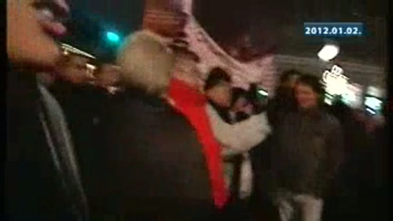 Tüntetés és ellentüntetés az operaháznál – Kommentár nélkül