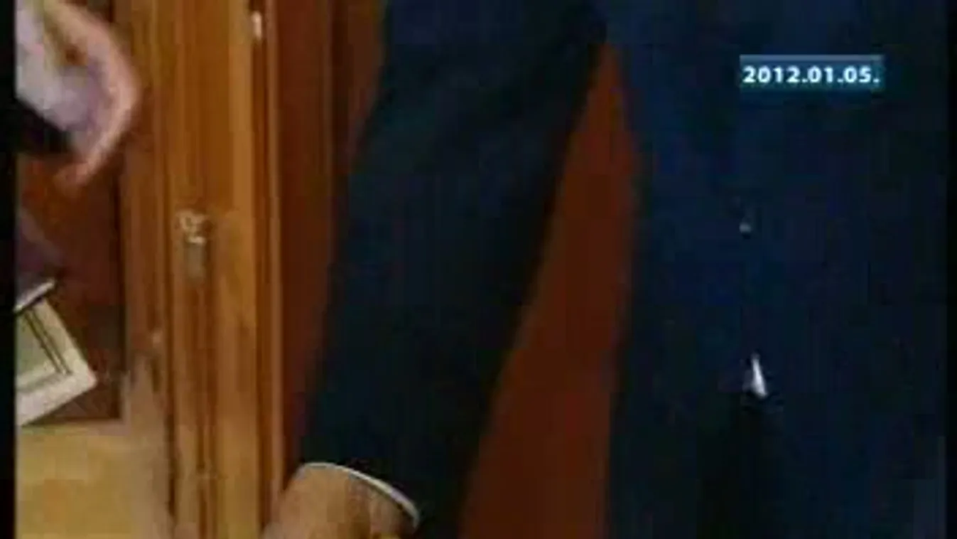 Az Országos Levéltárba került az új Alaptörvény eredeti példánya – Kommentár nélkül