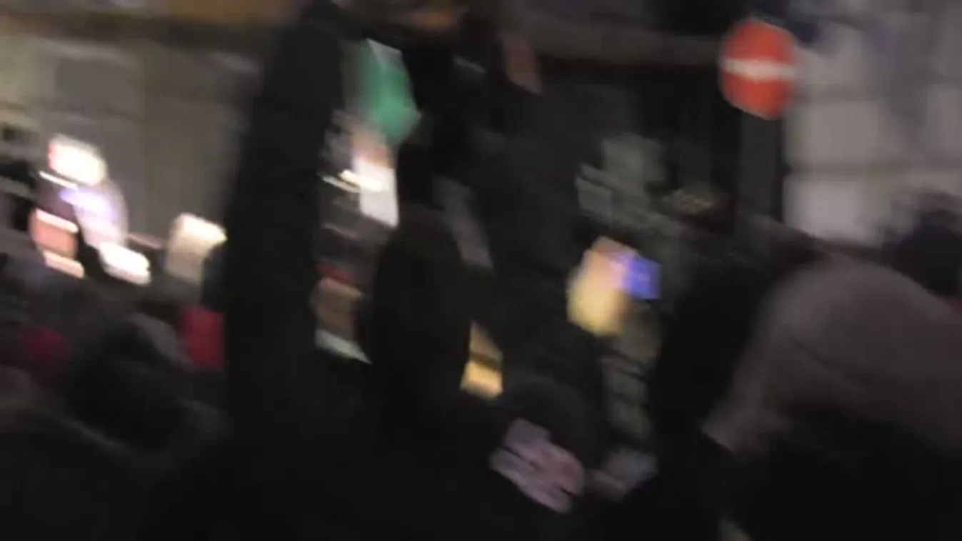 Tüntetés az Új Színháznál