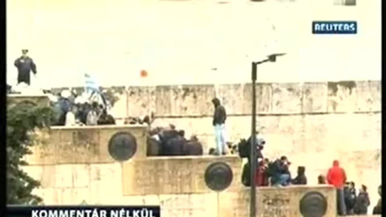 A megszorítások ellen tüntetnek Görögországban – Kommentár nélkül