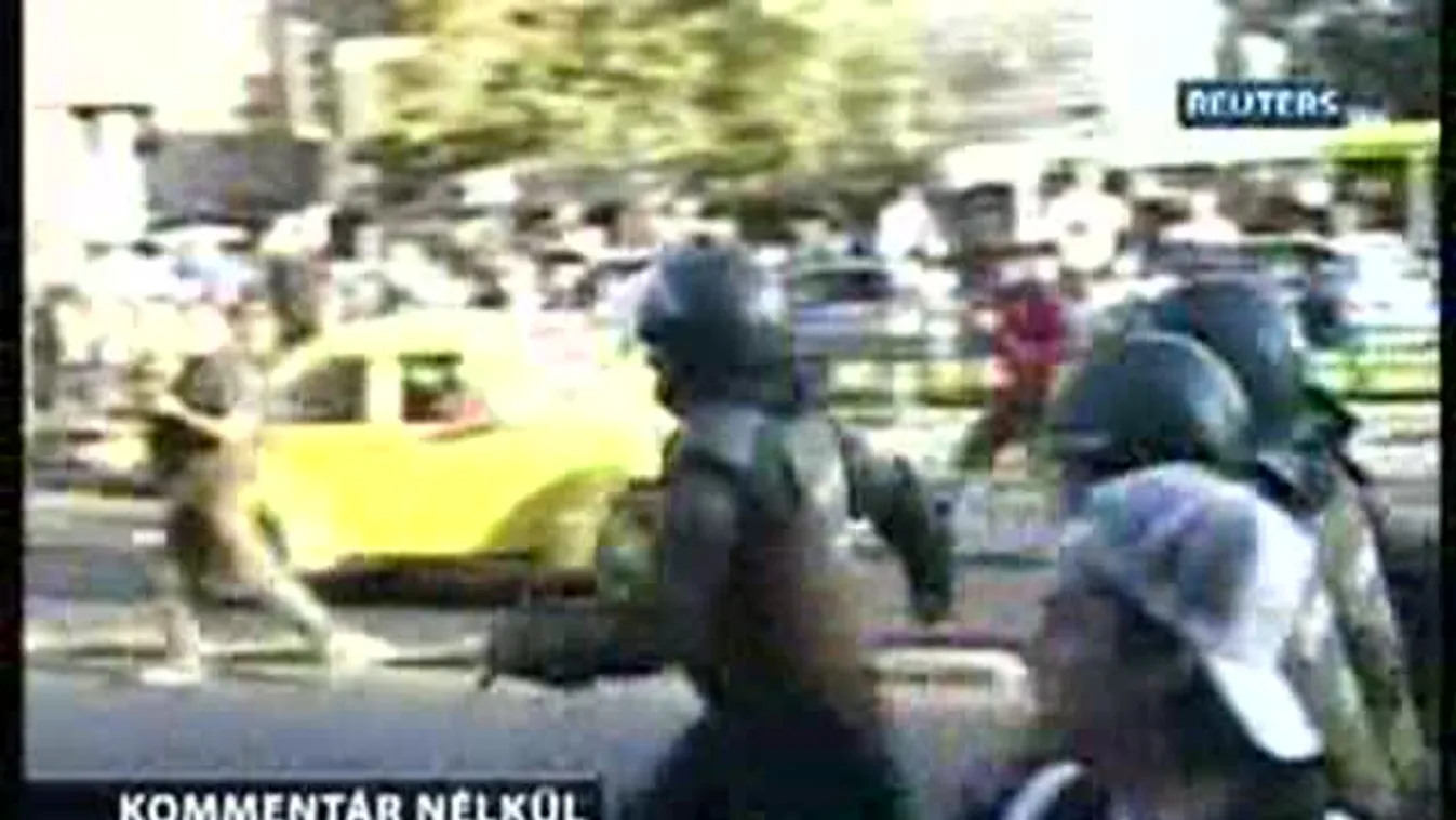 Tüntetők és rendőrök összecsapása – Kommentár nélkül