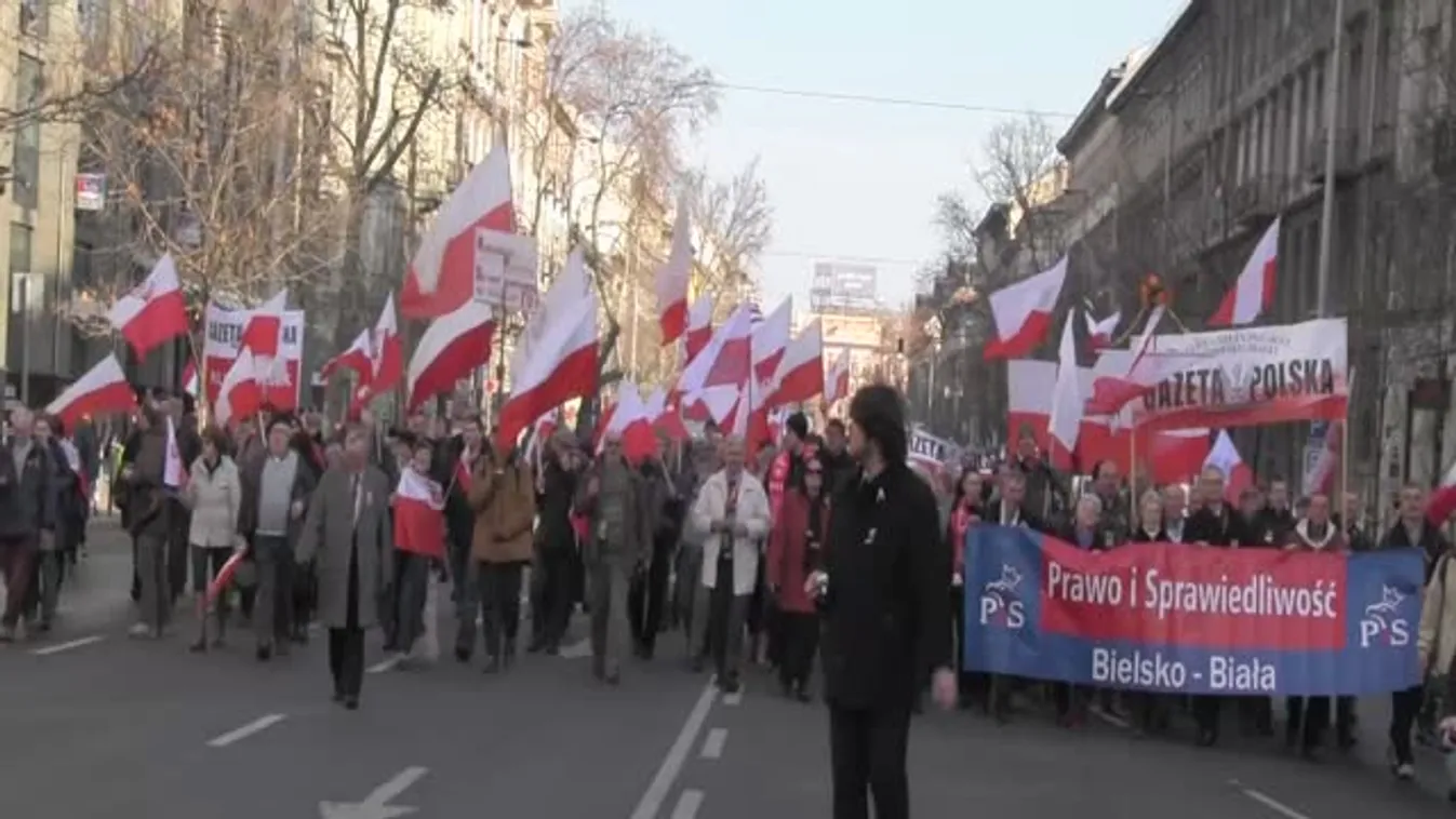 "Viktor Orbán!" - az első lengyelek már a pesti utcán