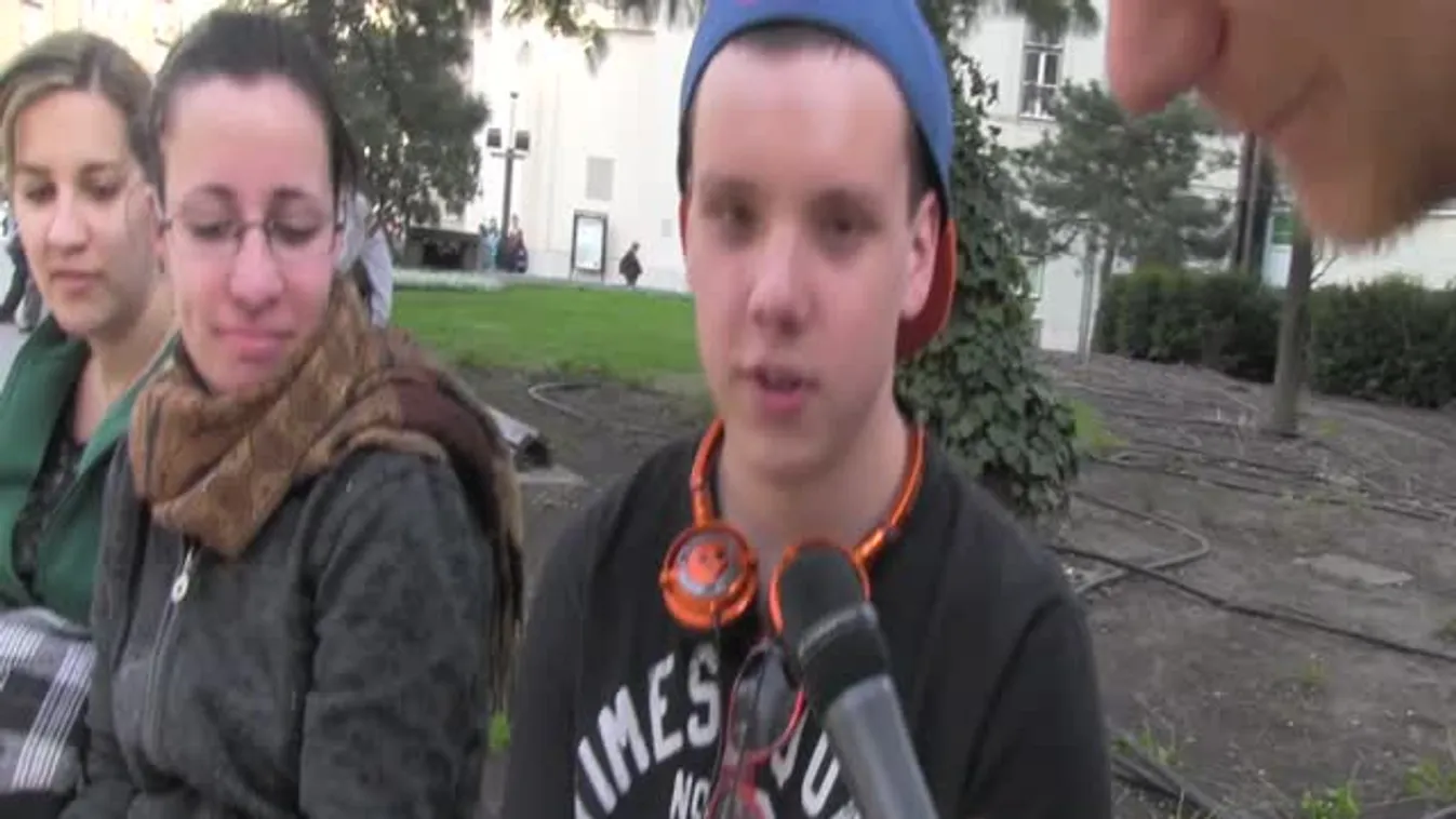 Könyves flashmob - Több leszel, ha olvasol