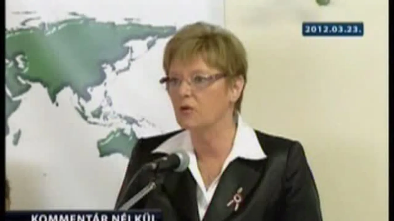 Hoffmann Rózsa az új alaptörvény szövegét adta át diákoknak – Kommentár nélkül