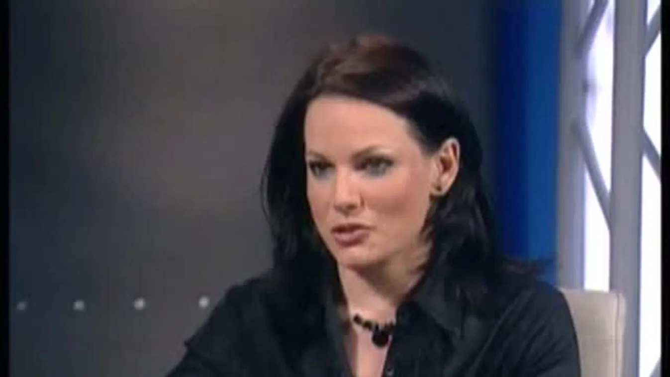 Baltával sújtott a rendőrökre?