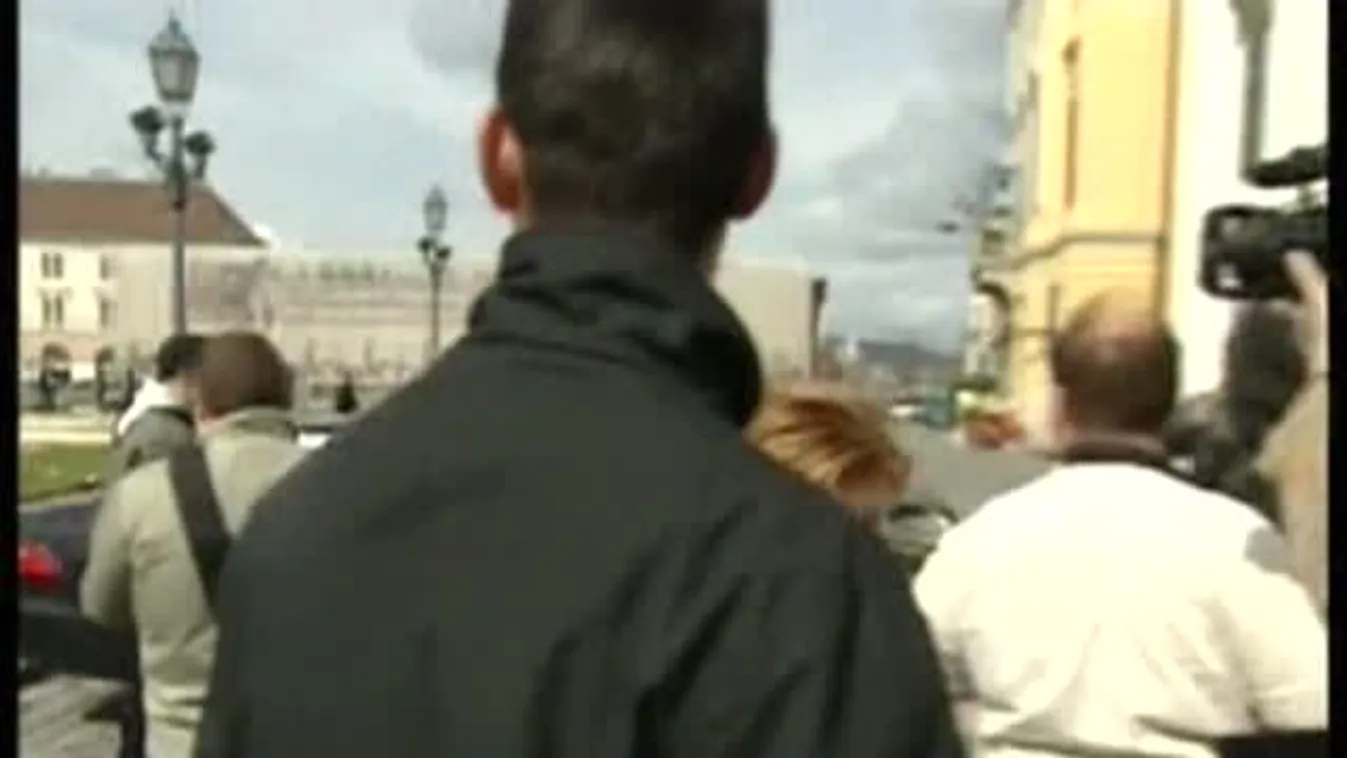 Turisták kérdezgetik a tüntetőket