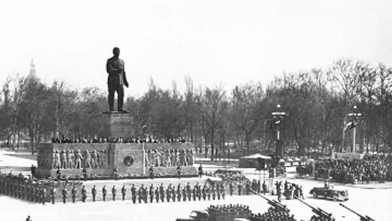 A párttal, a néppel egy az utunk...
