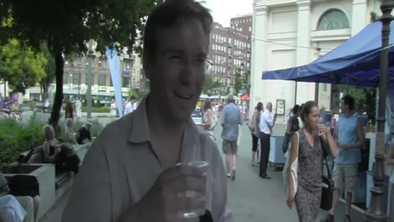 Fürdés a szökőkútban és napozás a híd alatt