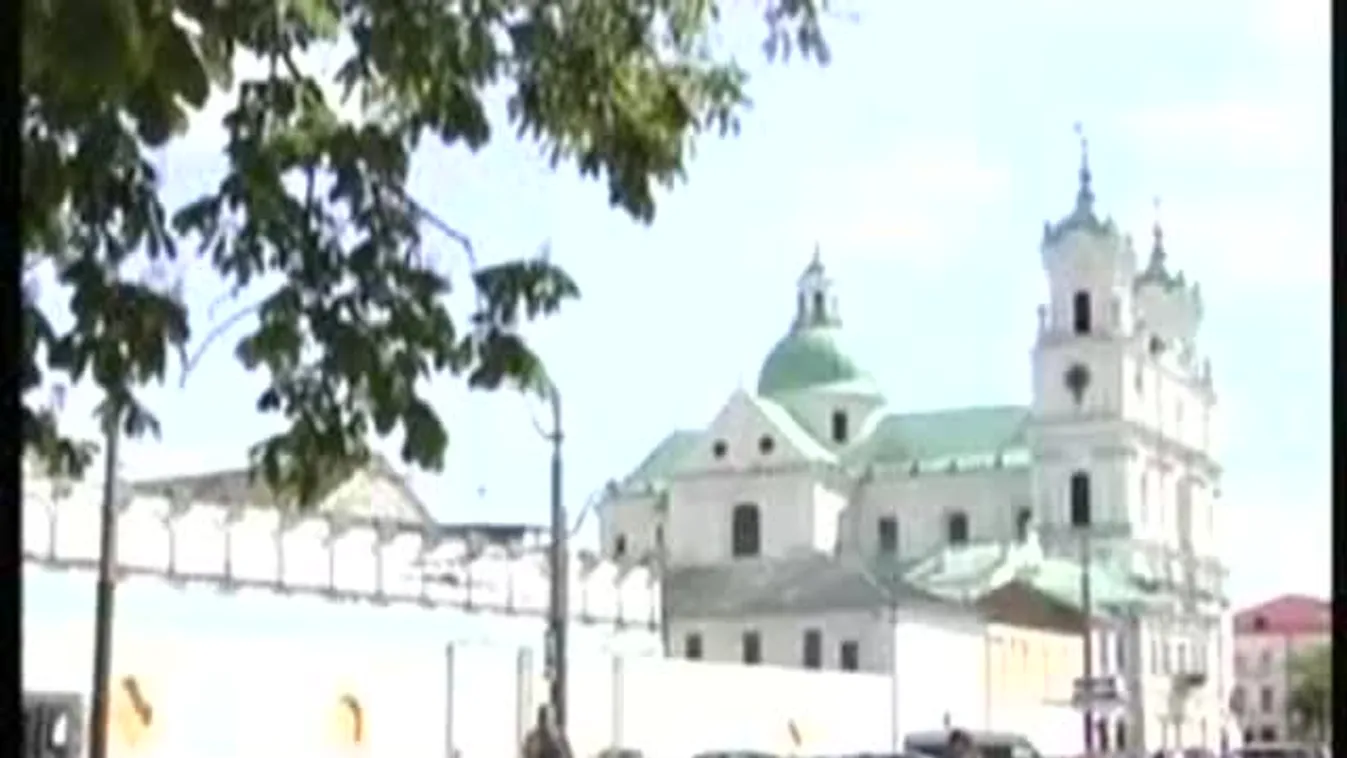 Rendőrök vitték el az elnököt bíráló riportert