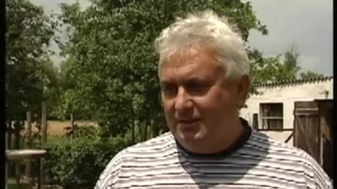 Hihetetlen konoksággal gondozza az állatokat – Soroló