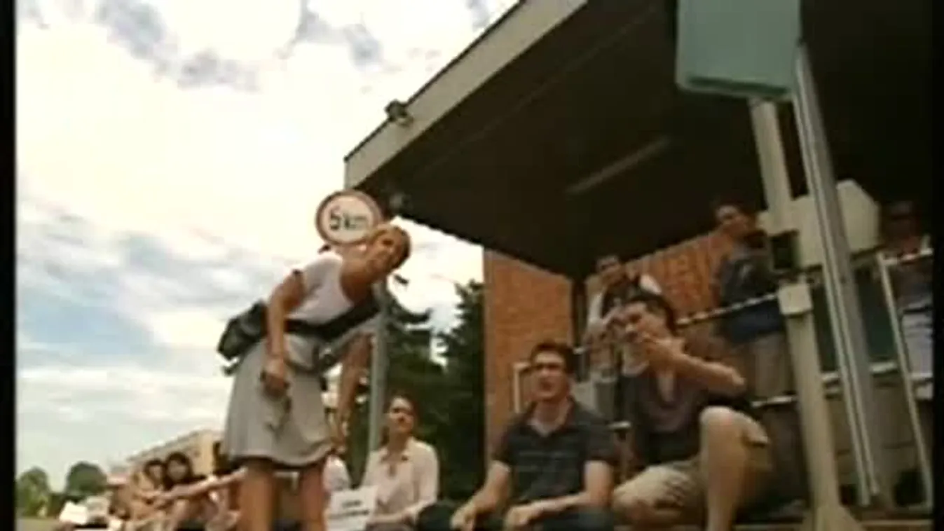 Csak bilincsben látszik? – 13 órakor