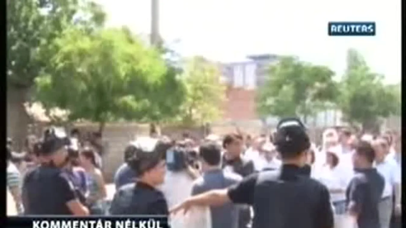 Botokkal és kövekkel támadtak a rendőrökre