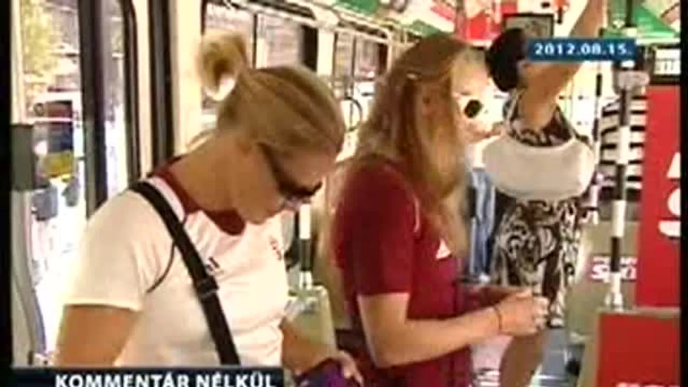 Olimpikonjaink a magyar csapat szurkolói villamosán