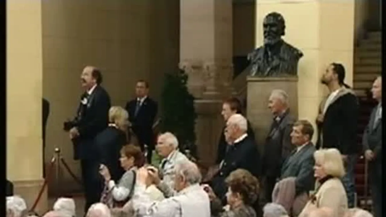 A fáklyás menet megérkezett a Kossuth térre - bejelentkezés 19 órakor