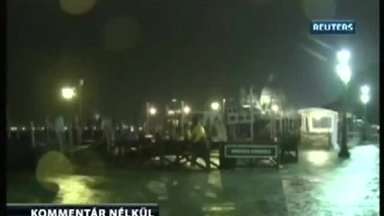 Térdig ér a víz Velencében