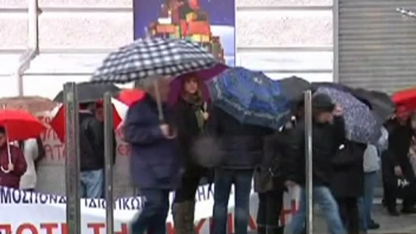 A vasárnapi nyitva tartás ellen tüntettek a görög bolti alkalmazottak