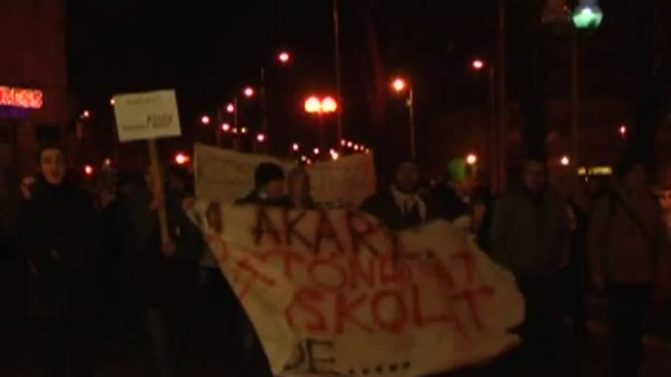 A városháza elé vonultak a HÖK képviselői Debrecenben