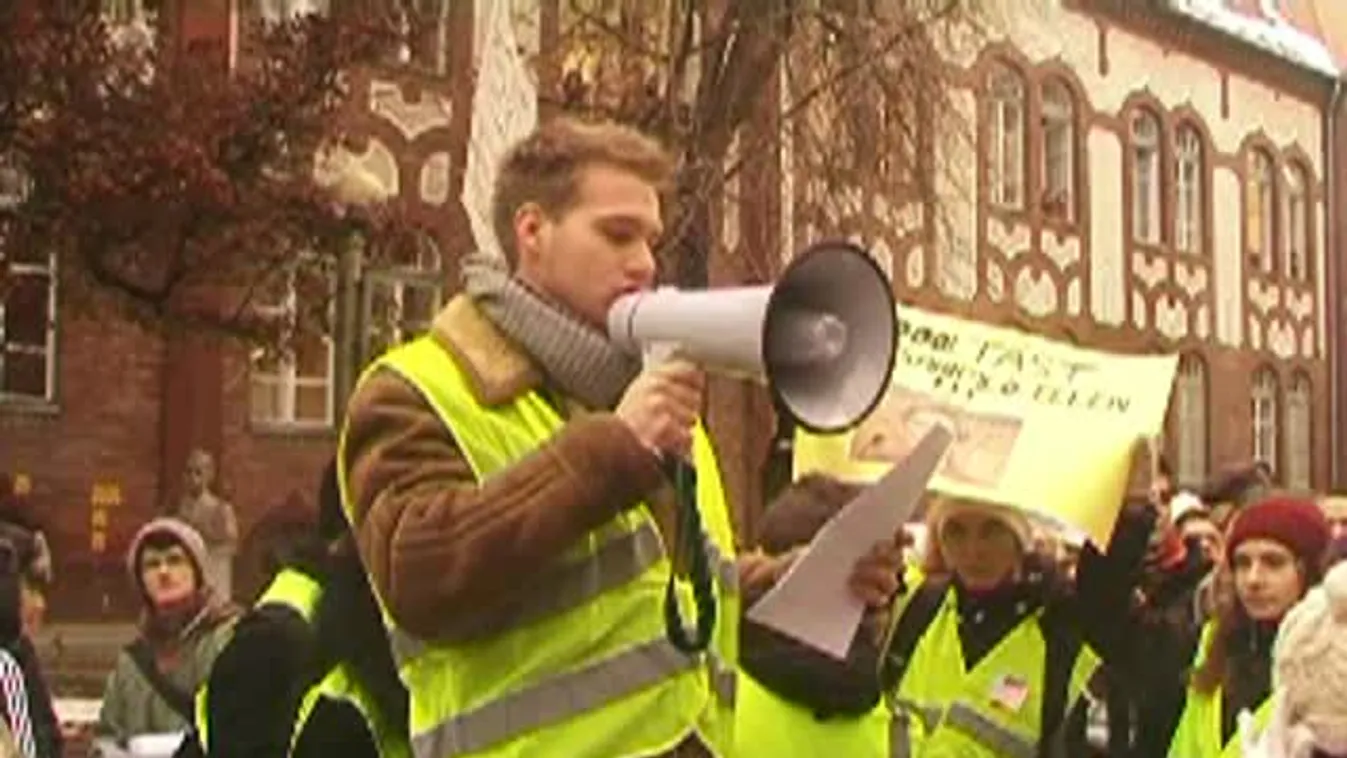Középiskolások tüntettek a felsőoktatási keretszámok miatt Szegeden