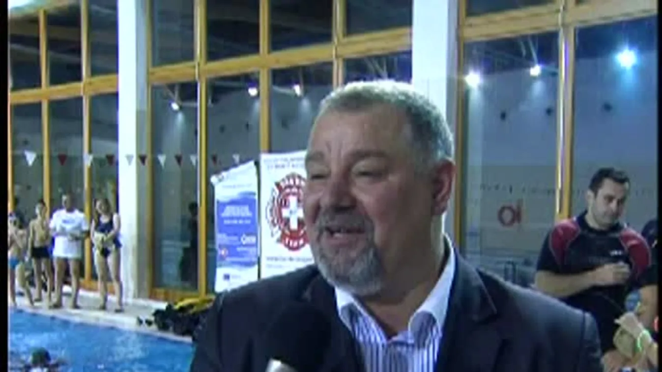 Víz alatti karácsonyfát állítottak Mátészalkán