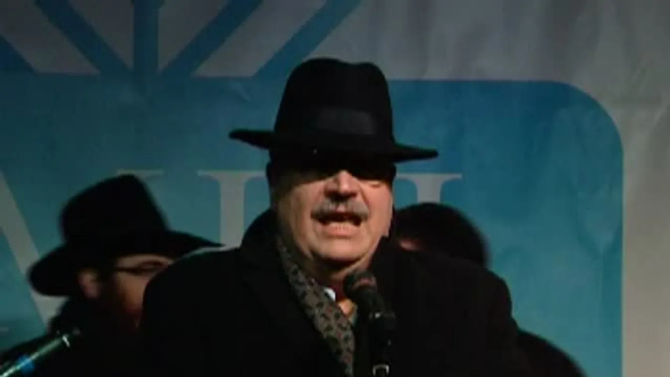 Hanuka a Nyugati téren Steiner Pál MSZP-s képviselővel