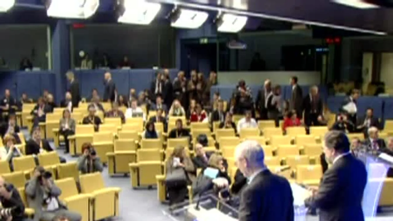 Orbán: Nincs kényszerzubbony, szabadon dönthetünk