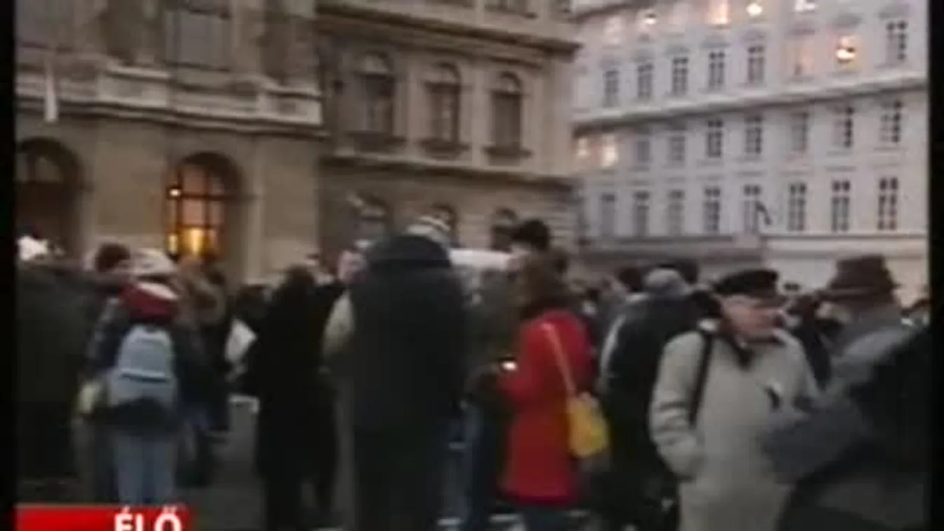 Néhány száz diák gyűlt össze a Széchenyi téren