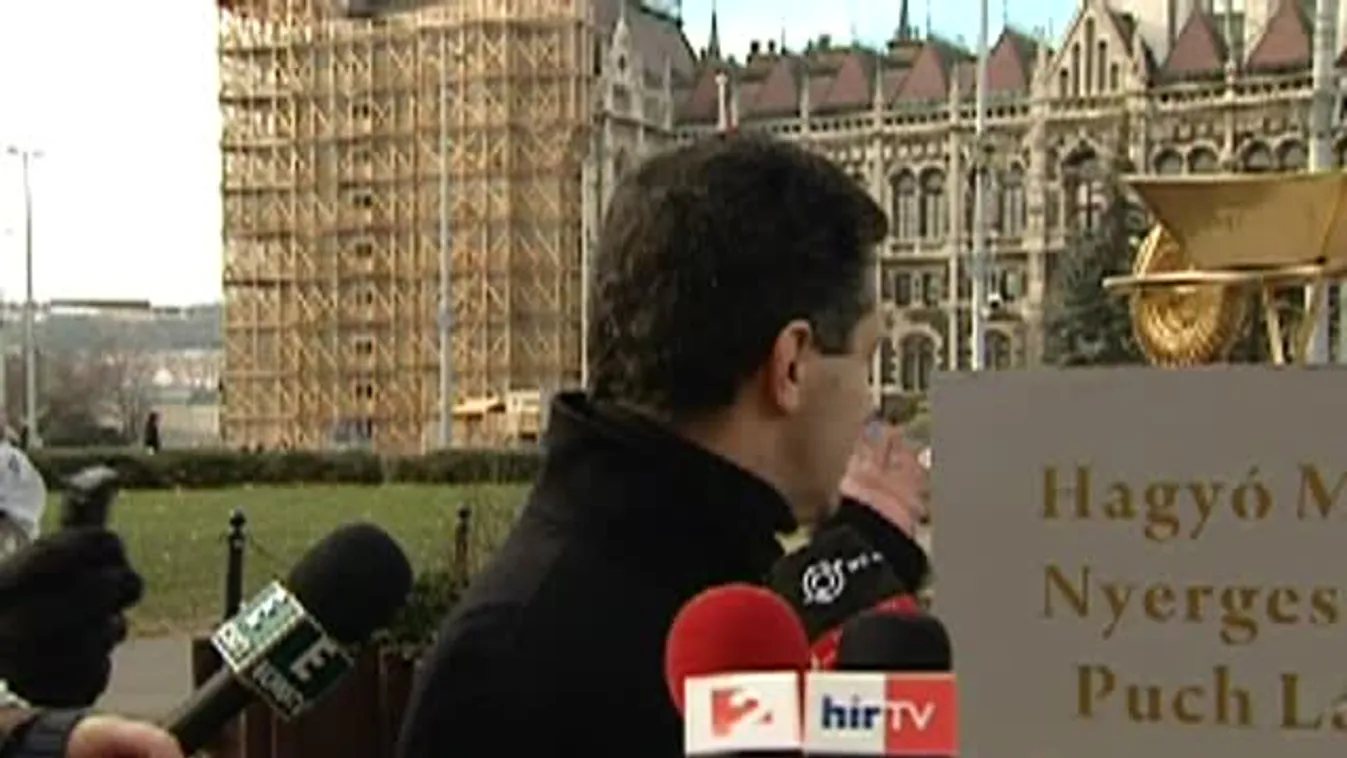 Aranytalicskát állított az LMP a Parlament elé