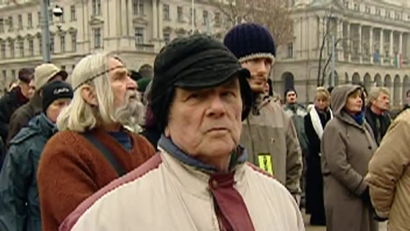 A Parlament előtt tiltakozott az Élőlánc Magyarországért mozgalom a földtörvény ellen