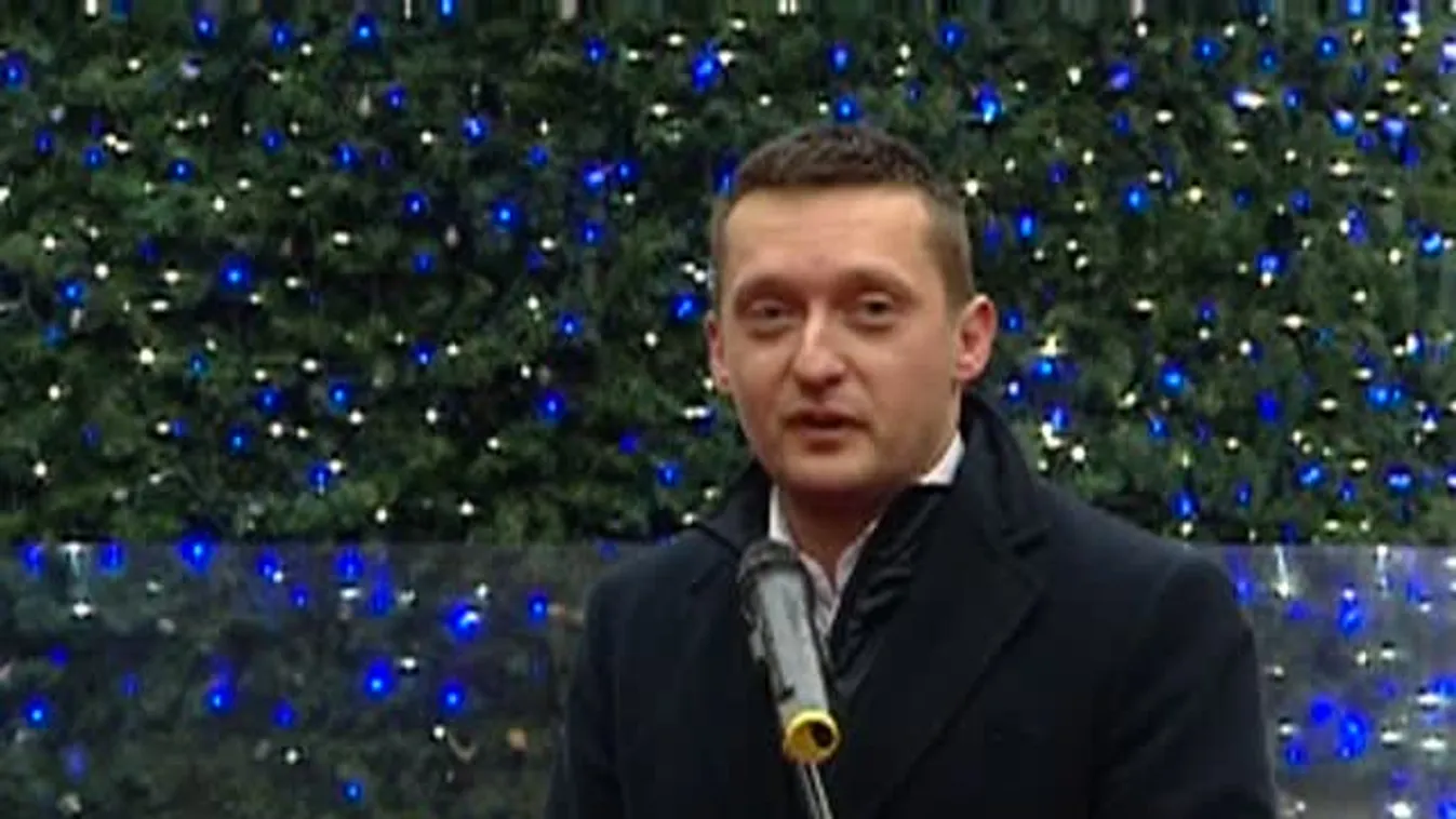 Rászoruló gyerekeknek osztott ajándékot Rogán Antal a Bazilika előtt