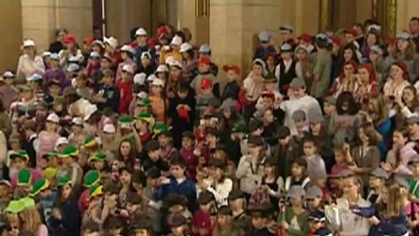 Gyerekekkel telt meg a "nemzet háza"