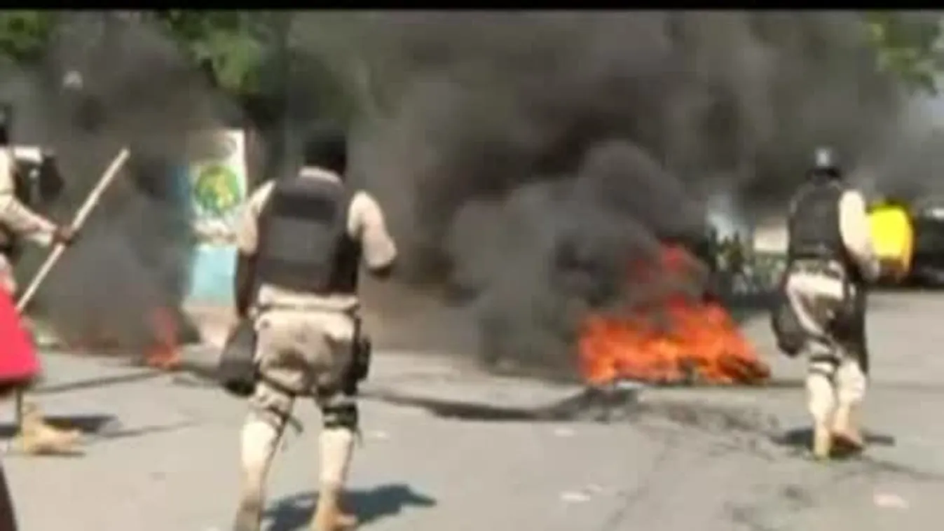 Tüntetések az elnök és az ENSZ-alakulatok ellen