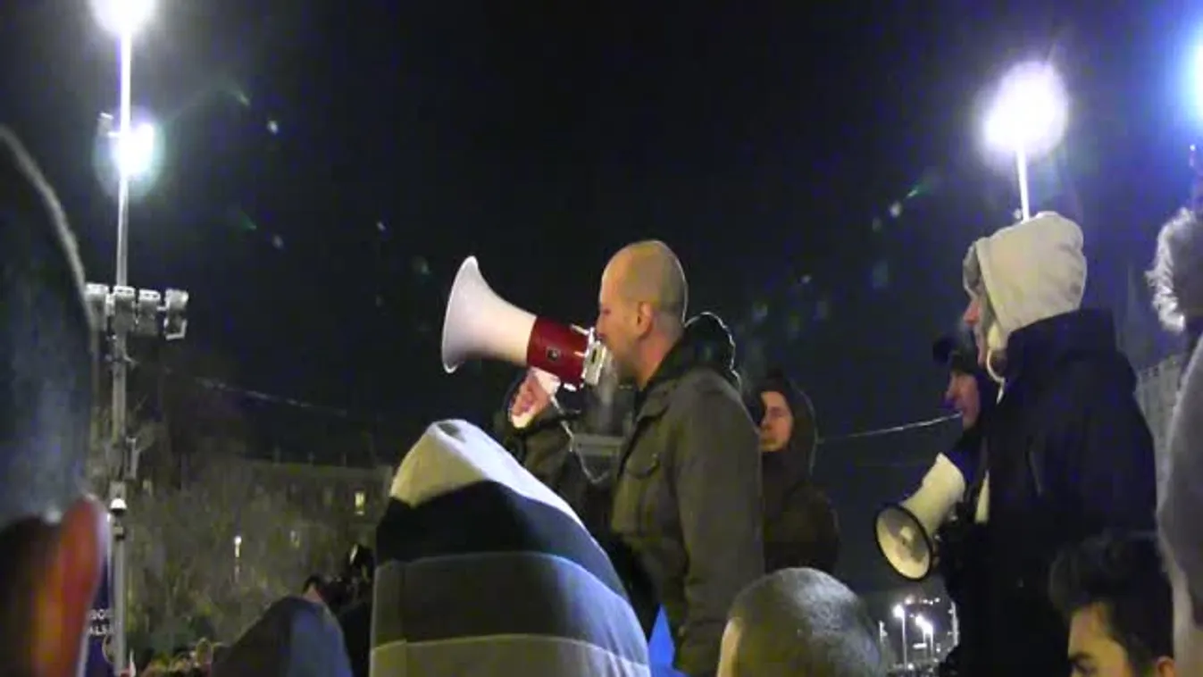 Így rohantak a tüntetők a Parlament lépcsőjéig