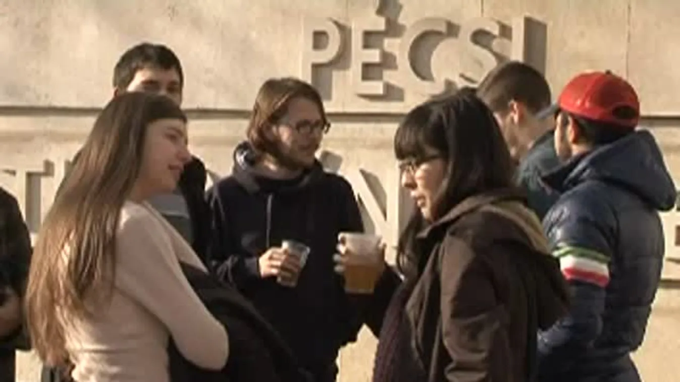 Országszerte tüntettek a tanárok és diákok