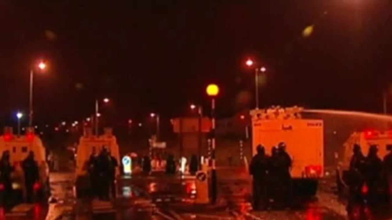 Protestánsok tüntetés a brit zászlóért