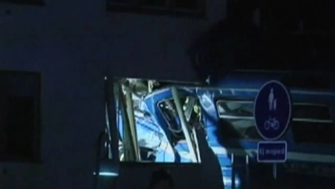 Lakóházba fúródott egy lopott vonat