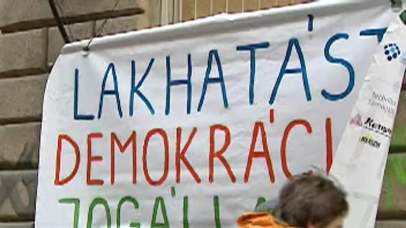 Hajléktalanok és civilek foglaltak el egy üres épületet Budapesten