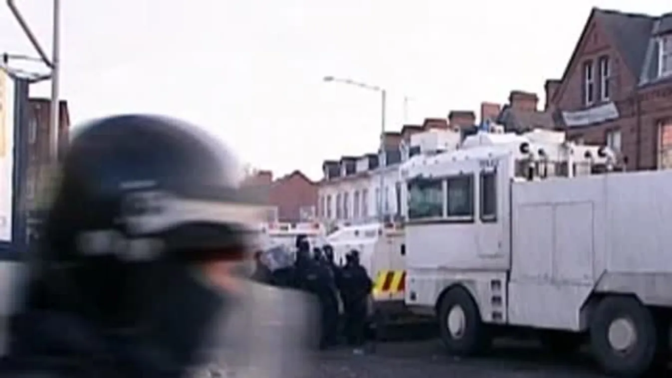 Protestánsok tüntetése a brit zászlóért