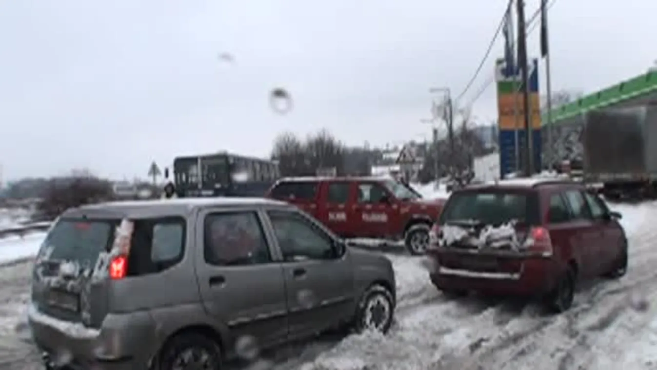 Szalagkorlátnak ütközött kamion miatt dugult be a 10-es út